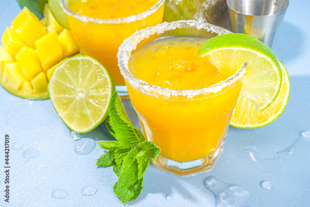 Fototapeta premium Mango margarita cocktails