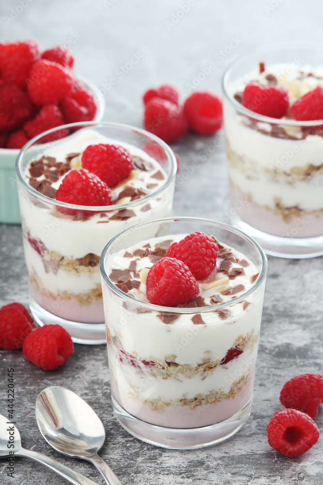Granola with yogurt trifles with raspberry Granola with yogurt trifles with raspberry