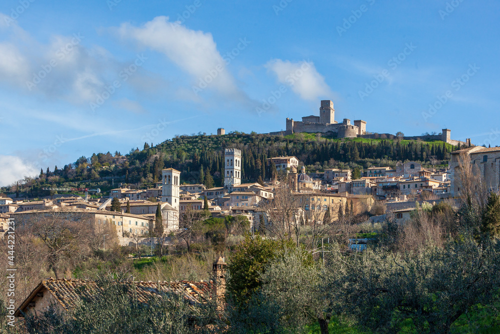 Assisi, Perugia. Veduta della cittadina con campanili delle chiese verso la Rocca