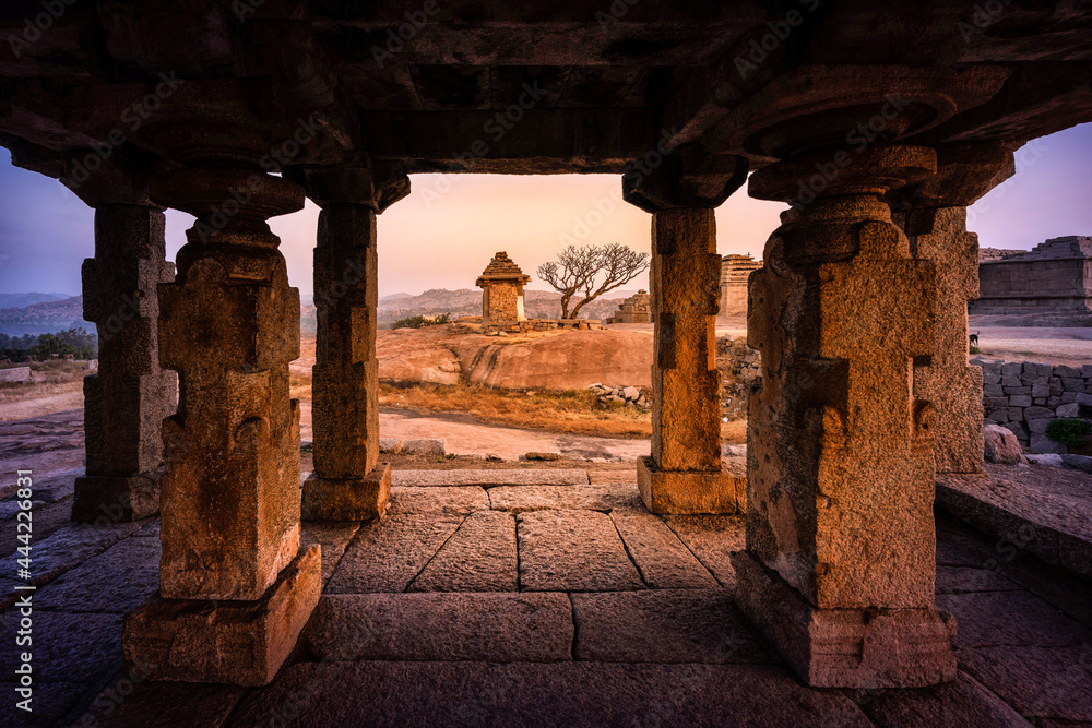 Obraz premium Beautiful ancient architecture of temples on Hemakuta Hill, Hampi, Karnataka, India.