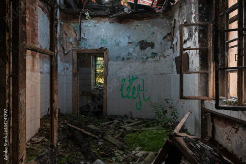 room of an abandoned ruined building © Дмитрий Солодянкин