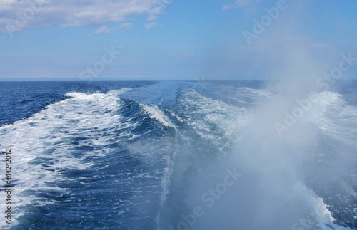 ボートから見る海と波 夏