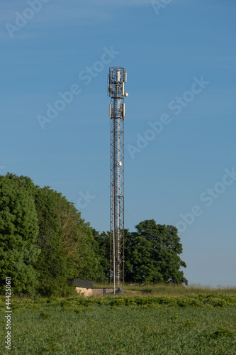 Mobilfunk-Sendemast / Funkmast / Antenne (Hochformat) bei einem blauen Himmel photo