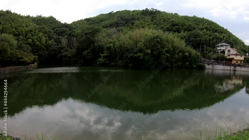 山と池 山と池