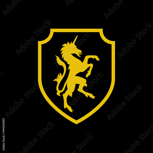 Logo heráldica con silueta de caballo unicornio medieval de pie en escudo de color amarillo y fondo negro