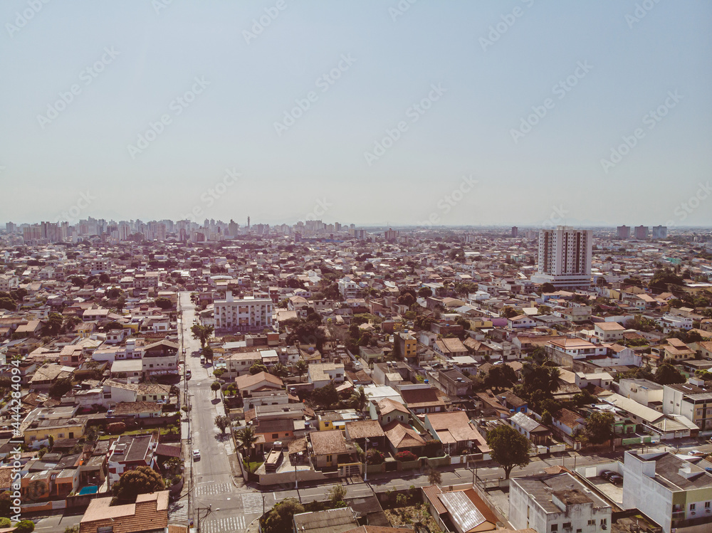Misto de zona prédios altos e casas baixas. Cidade de Campos dos Goytacazes no norte do estado do Rio de Janeiro.