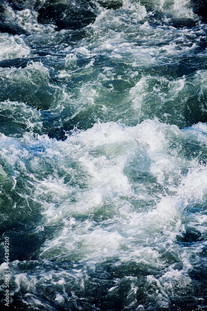 Obraz premium waves on the rocks