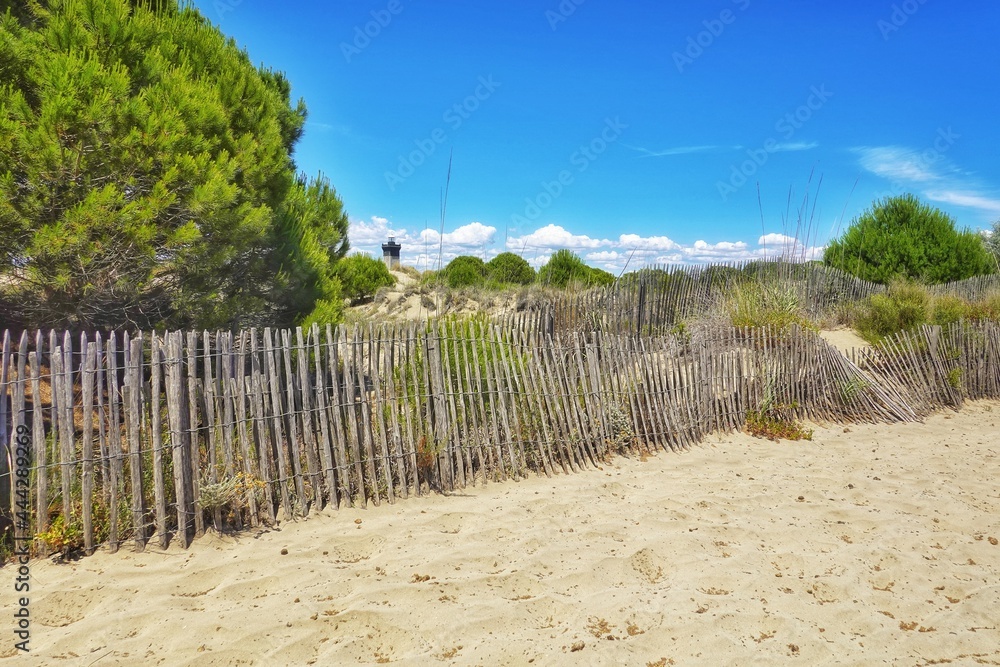 Un phare dans les dunes de sable