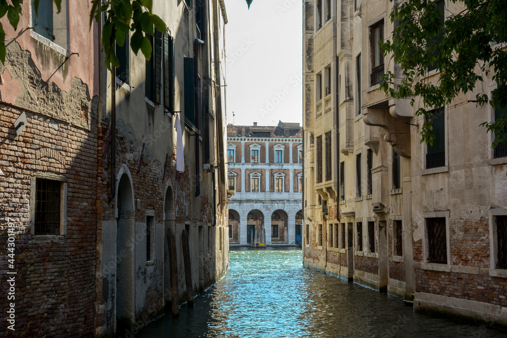 Callejon de canal en Venecia