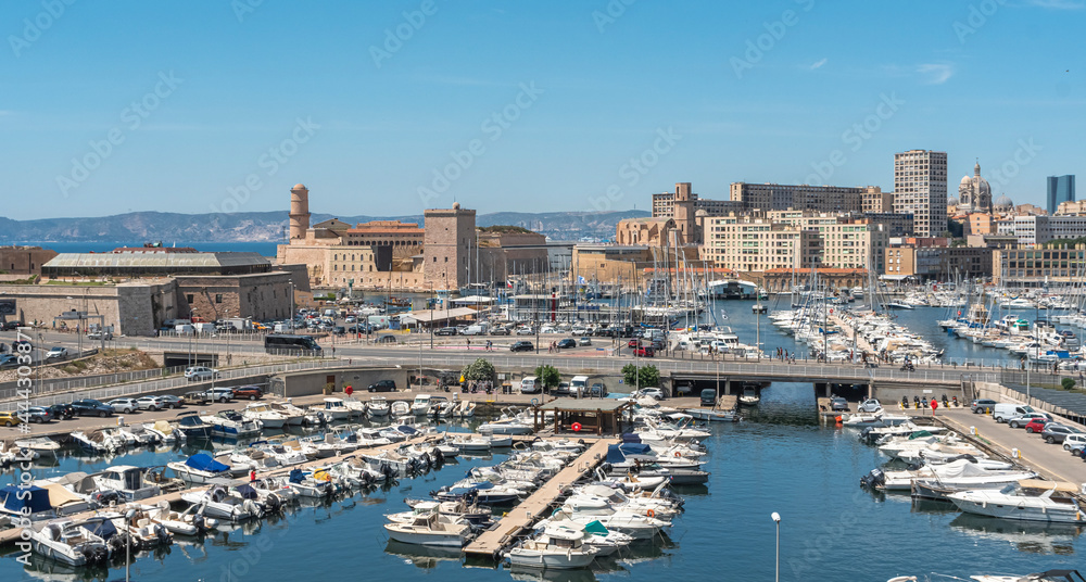 Vue du Vieux-Port de Marseille et de la ville. France.