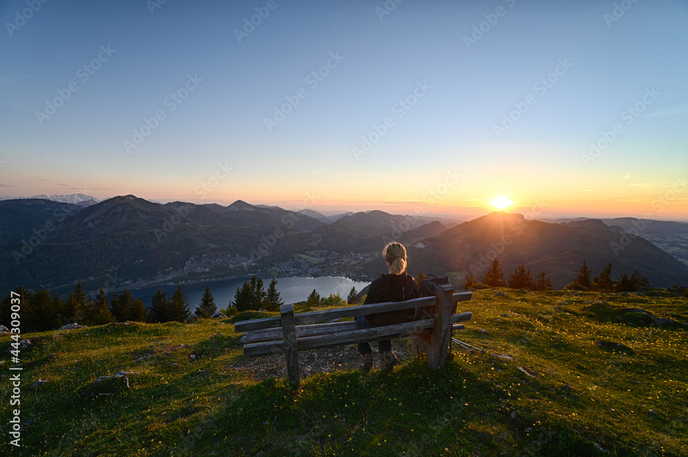 Junge Frau macht Rast und genießt Sonnenuntergang Junge Frau macht Rast und genießt Sonnenuntergang