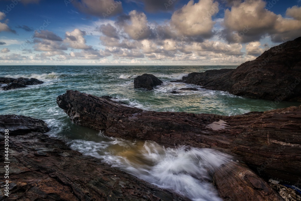 Obraz premium waves crashing on rocks