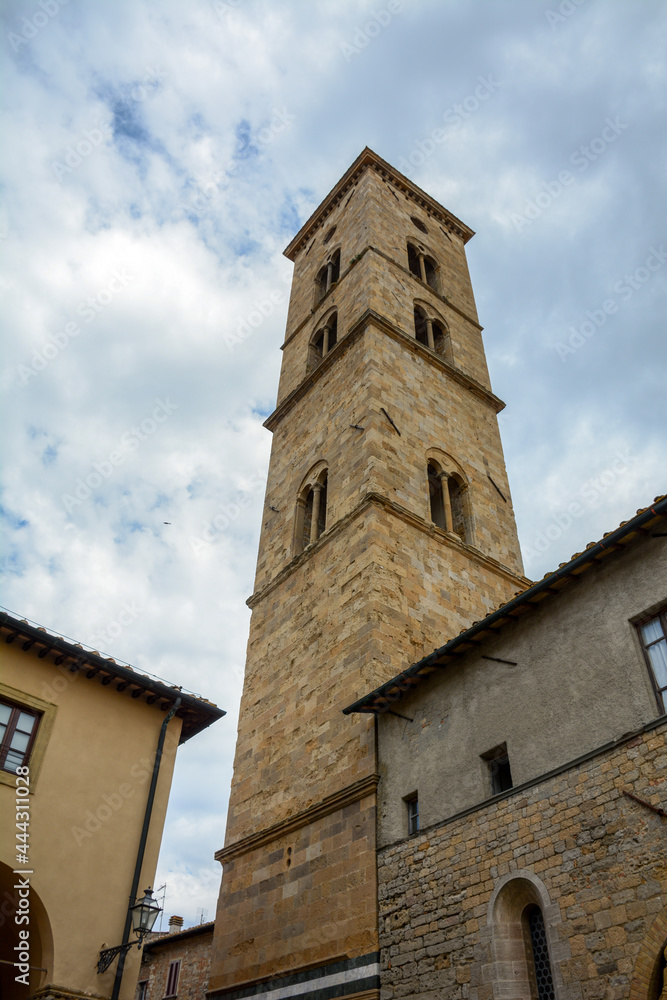La belleza de Toscana muchas veces se encuentra en sus pueblos pintorescos que tiene como Volterra, dónde grabaron parte de las películas de Crepúsculo.
