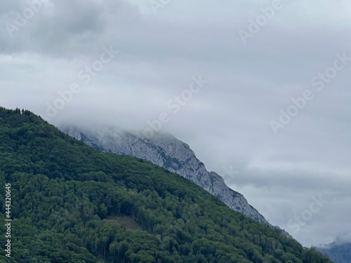 Berge umhüllt von Nebelwolken