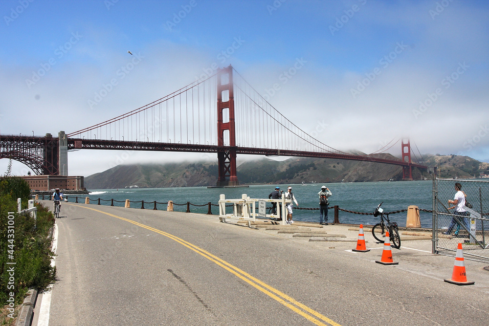 Fototapeta premium Teilansicht der Golden Gate Bridge in San Francisco. San Francisco, Kalifornien, USA -- Partial view of the Golden Gate Bridge in San Francisco. San Francisco, California, USA