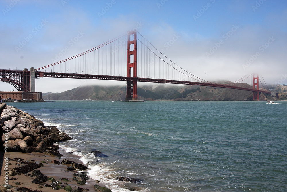 Teilansicht der Golden Gate Bridge in San Francisco. San Francisco, Kalifornien, USA  --  
Partial view of the Golden Gate Bridge in San Francisco. San Francisco, California, USA