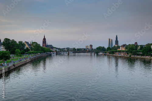 Plakat w ramie Panorama miasta Frakfurt nad rzeką Men. Kontrast starego i nowego.