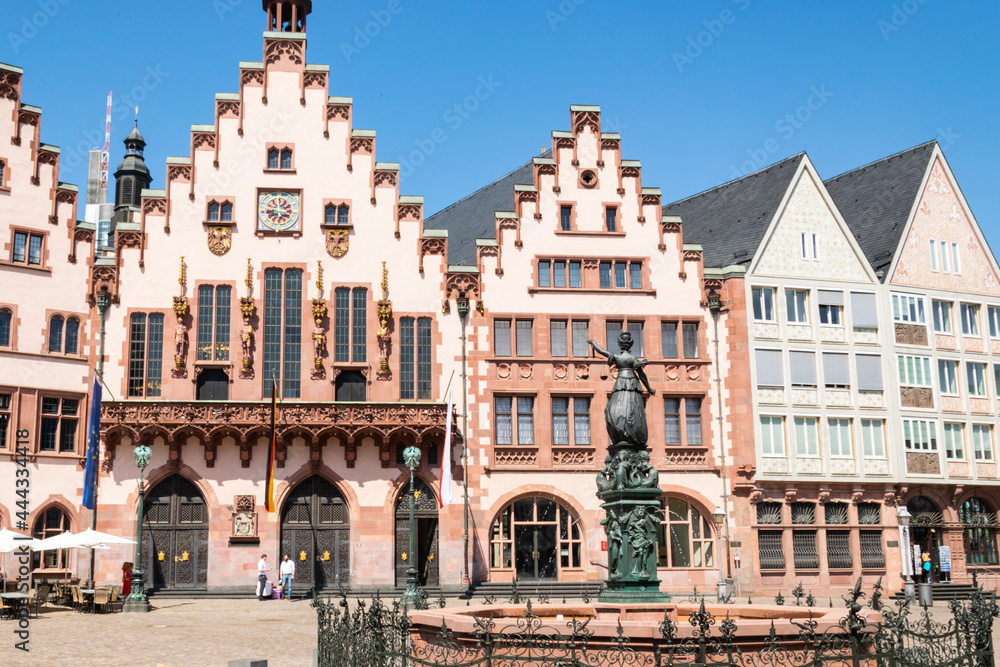 Plac z zabytkowymi kamienicami w centrum starego miasta Frankfurtu