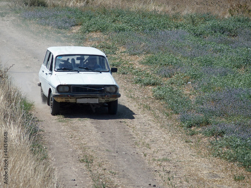 トルコで未舗装の道路を走る古くて白い車