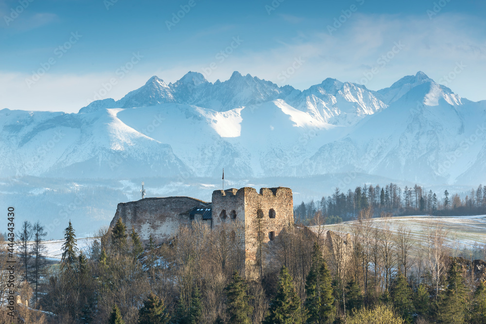 Φωτογραφία Beautiful landscape panorama with castle, view of the Tatra Mountains, Czorsztyn