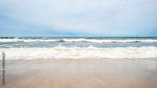 Obraz na płótnie Sea waves on the beach and overcast sky w salonie