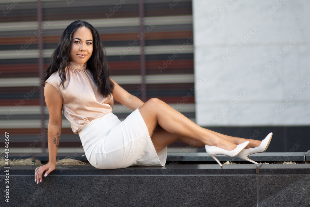 Obraz premium Lifestyle city business girl 