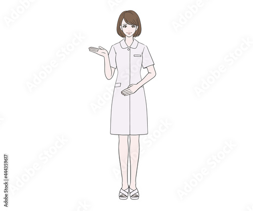 笑顔で案内をする看護師