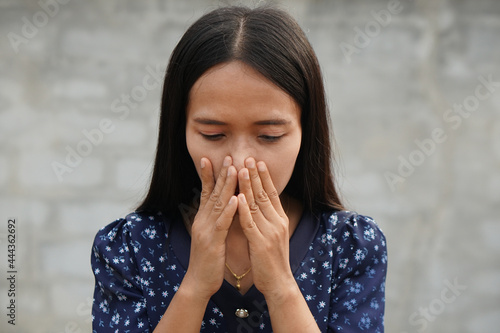 Asian women have an itchy nose.