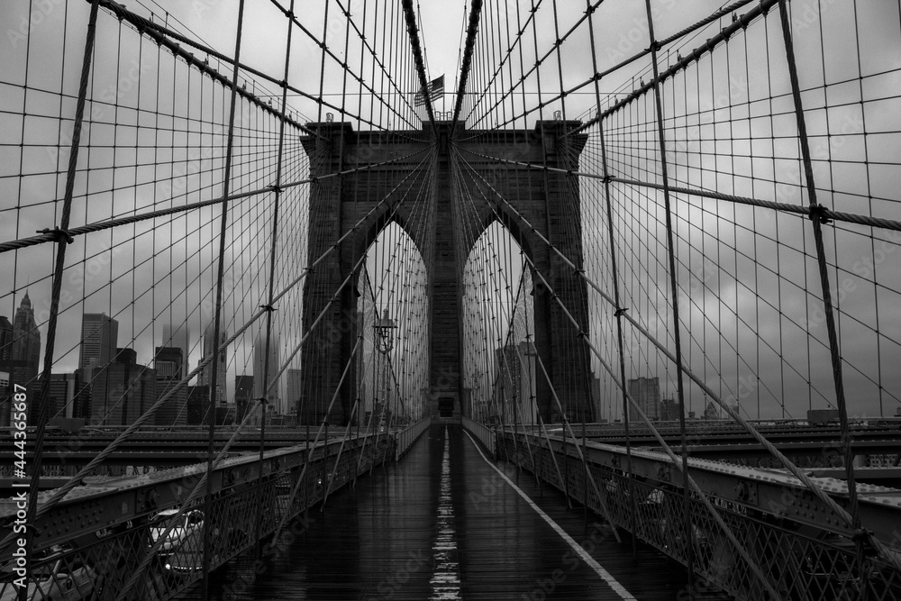 Fototapeta premium Brooklyn Bridge Defocused Day Night