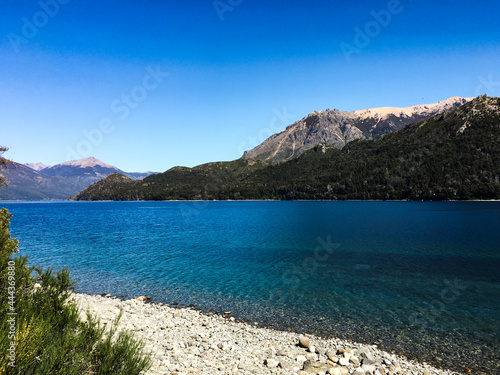 Orilla del lago. Color turqueza. D  a de sol. Verano. Bariloche  Argentina. Lago Guti  rrez