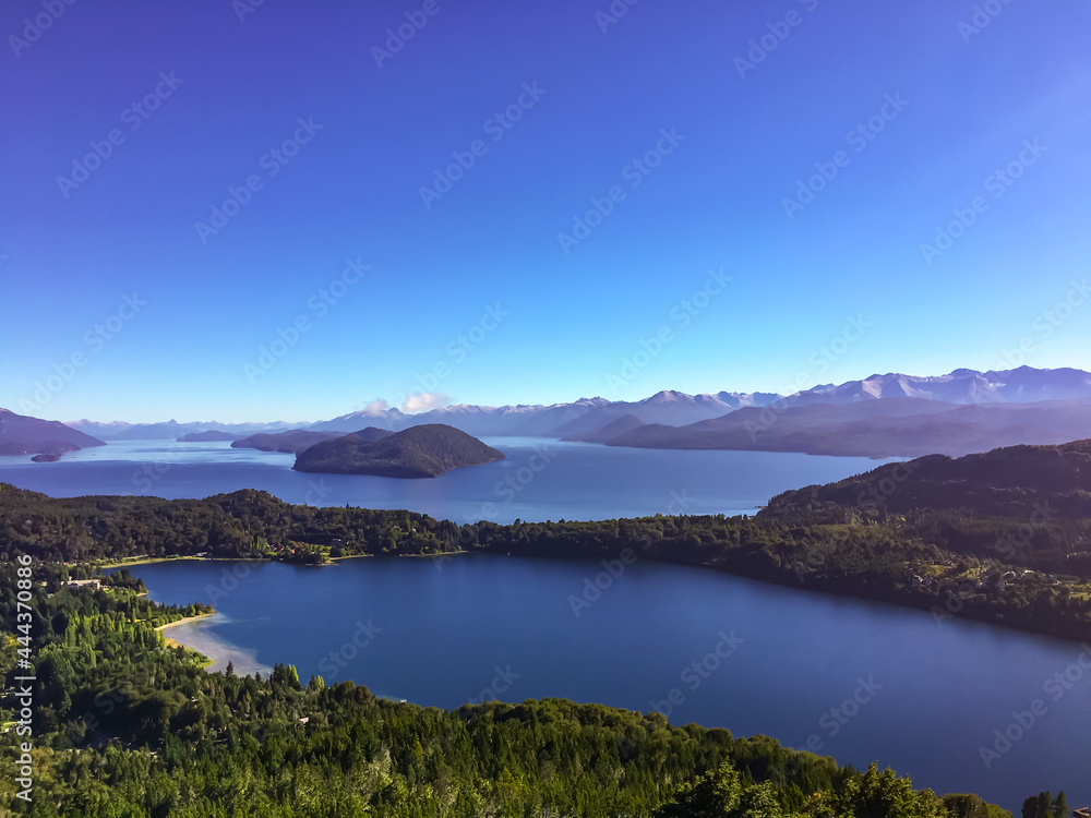 Vista a Circuito Chico, Lago Nahuel Huapi, Bariloche, Colonia Suiza, Cerro Campanario, Argentina. Montañas, Cordillera de los Andes