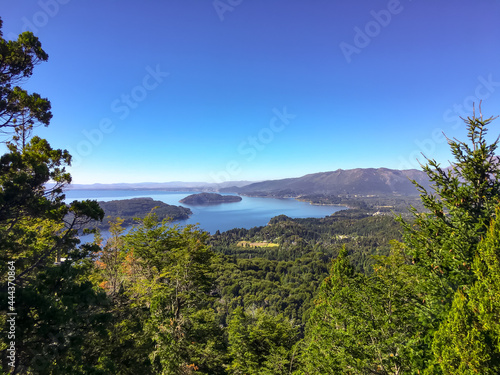 Vista a Circuito Chico, Lago Nahuel Huapi, Bariloche, Colonia Suiza, Cerro Campanario, Argentina. Montañas, Cordillera de los Andes