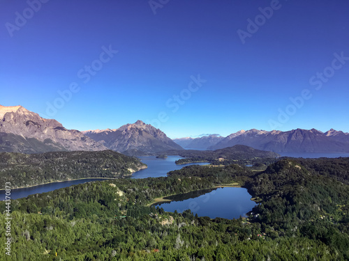 Vista a Circuito Chico, Lago Nahuel Huapi, Bariloche, Colonia Suiza, Cerro Campanario, Argentina. Montañas, Cordillera de los Andes