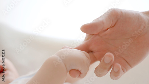 パパの手を握る赤ちゃんの手