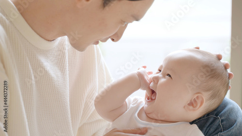 赤ちゃんと遊ぶパパ イクメンイメージ