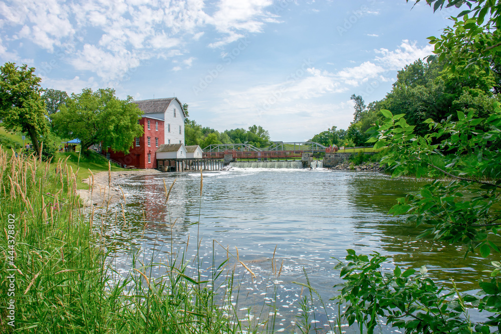 Obraz premium Phelps Mill historical flour mill on the Ottertail River in rural Minnesota, USA. 