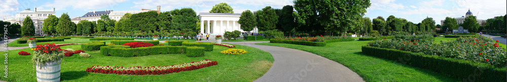 Obraz premium Panoramic view of the Volksgarten city park in Vienna