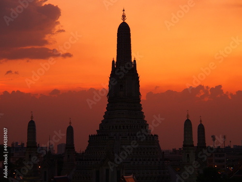Wat Arun and sunset © pingaero