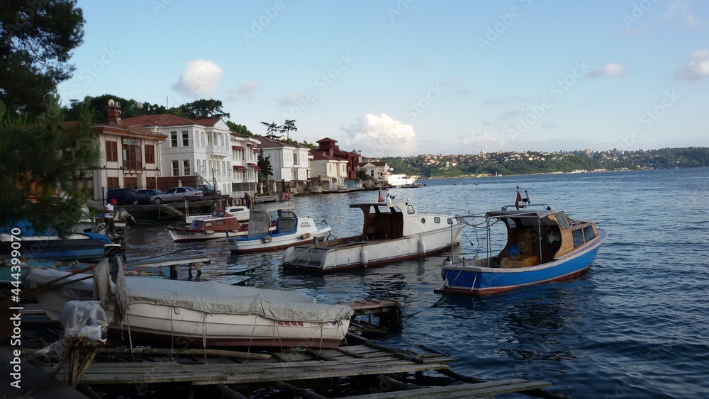 Ein Blick auf die Villen in Beykoz und auf kleine Fischerboote. Ein Blick auf die Villen in Beykoz und auf kleine Fischerboote.