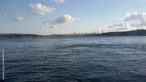 Ein Blick auf dem Bosphorus und im Hintergrund die Skyline. 