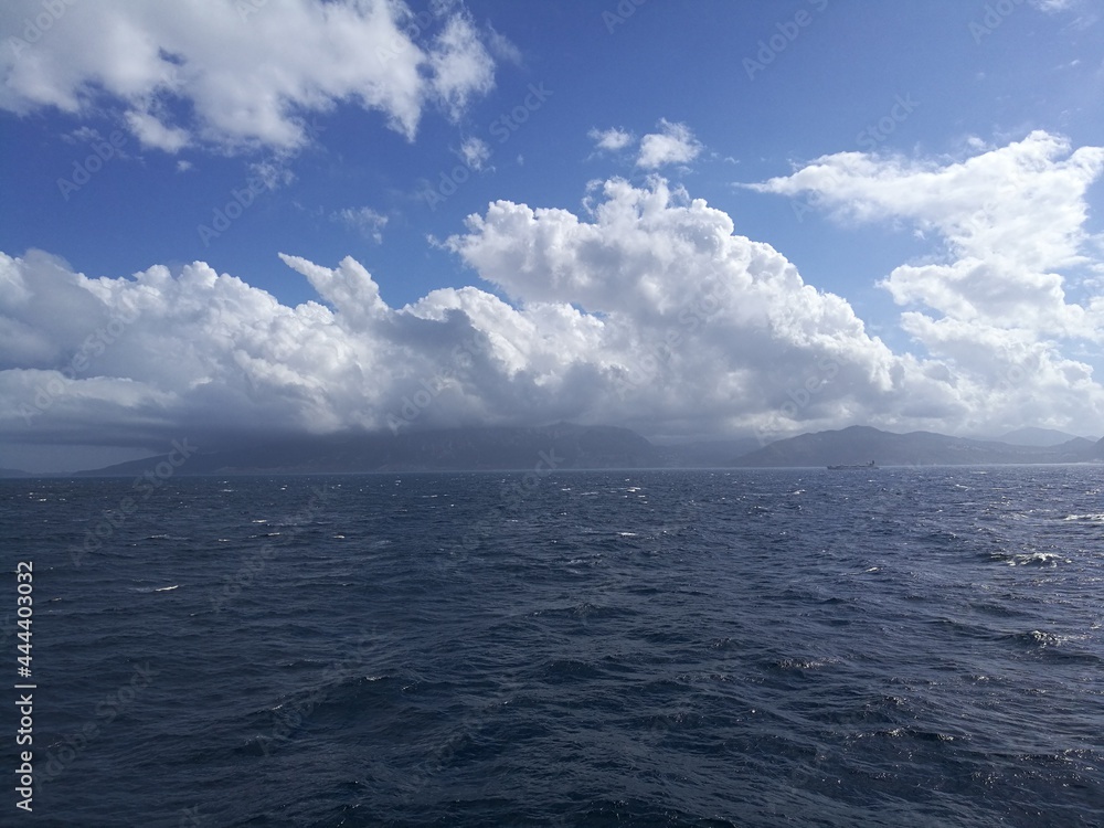 Fototapeta premium Im Mittelmeer ein Blick auf die Küste Nordafrikas. 