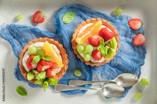 Schilderij op canvas Sweet mini tart with various fruits. Simple summer dessert.