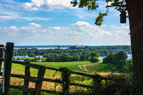 Hügelige Landschaft in der Holsteinischen Schweiz, im Hintergrond die Seeenplaate um die Kreisstadt Plön und das Plöner Schloß