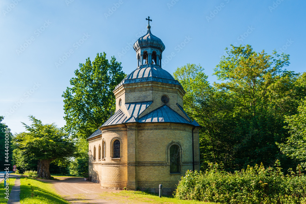 Die Kapelle Sophienhof an der B76 im Byzantinischen Stil erbaut. 1962 ging die sie in den Besitz der evangelisch-lutherischen Kirchengemeinde Preetz über Die Kapelle Sophienhof an der B76 im Byzantinischen Stil erbaut. 1962 ging die sie in den Besitz der evangelisch-lutherischen Kirchengemeinde Preetz über