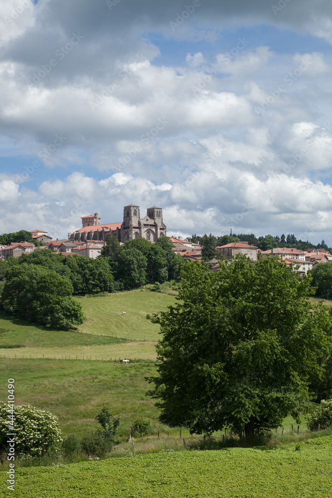 Au milieu de la campagne de la Haute-Loire la petite ville de La Chaise-Dieu et son abbaye célèbre pour ses concerts