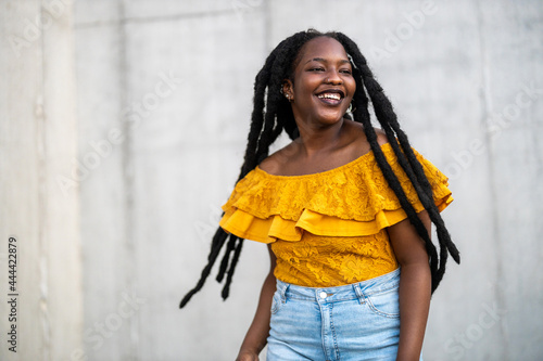 Canvas-taulu Beautiful young woman smiling in front of gray wall
