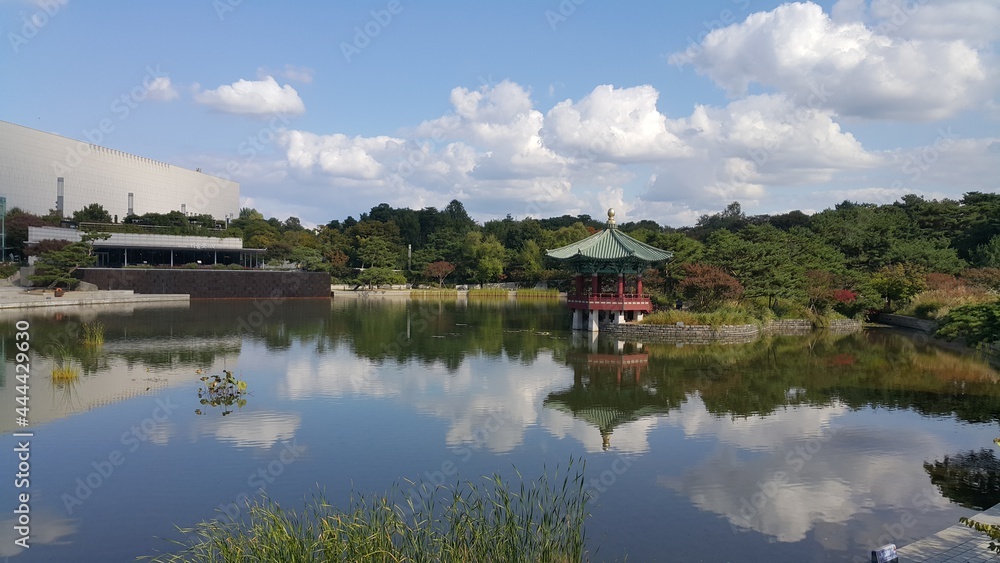 The lake and pavilion in front of the National Museum of Korea