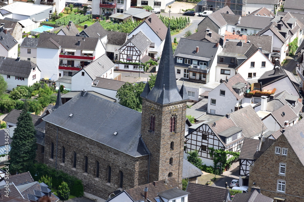 Kirche in Dernau an der Ahr von oben, eine Woche vor der Flut