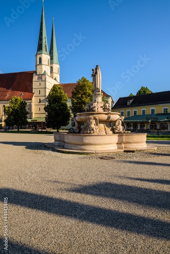 Tillyplatz in Altötting mit Stiftspfarrkirche, Gnadenkapelle, Kapuzinerkloster, Marienbrunnen, Brunnen, St. Magdalena, im Sommer am Abend bei Sonnenschein