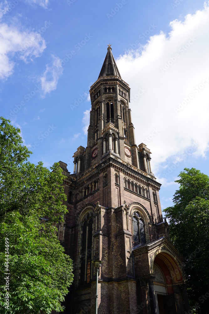 Die Zionskirche in Berlin bei Sonnenschein